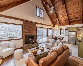 Zen Japanese Catskills Cabin, w/ Fire pit, Fireplace, Tatami, 15min to Belleayre - Roxbury - Living room