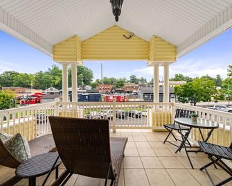 Penthouse Suite Right in the Heart of Downtown - Trackside - Blue Ridge - Balcony