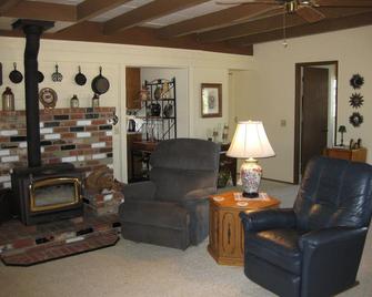 Quiet , relaxing 2 1/2 acre Hilltop home bordering Nature Preserve - Yucca Valley - Living room