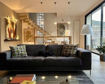 300 m2 family home with garden and swimming pool, in the center of Tours - Tours - Living room