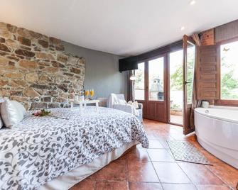 Jacuzzi in bedroom with mountain views, barbecue and fireplace - San Martín de Teverga - Bedroom