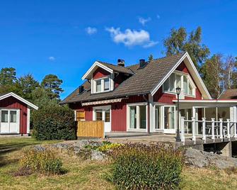 3 Bedroom Cozy Home In Ronneby - Ronneby - Building