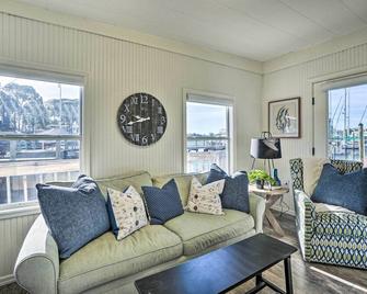 Waterfront Tarpon Springs Vacation Rental! - Tarpon Springs - Living room