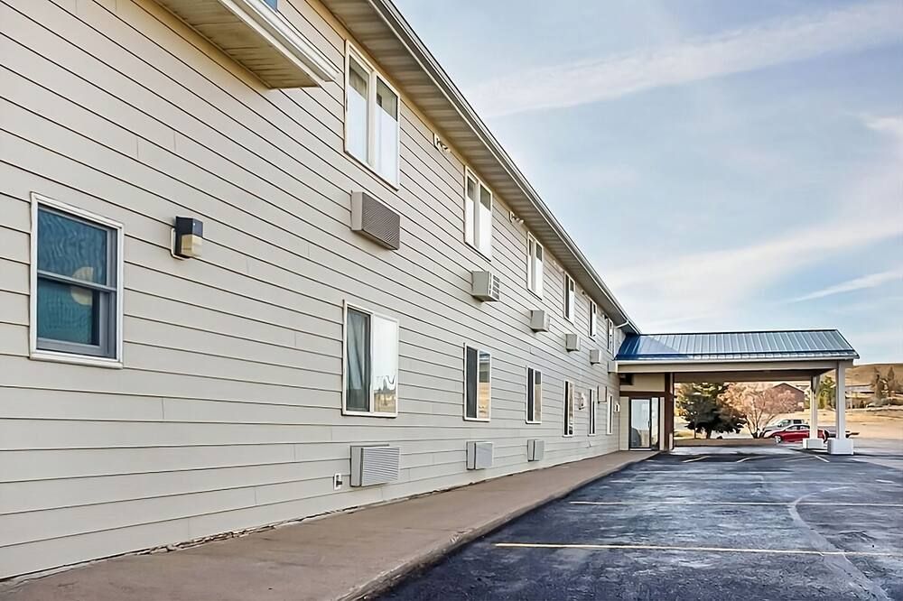 Comfort & Convenience! 2 Pet Friendly Units Near Downtown w/ Free Parking! - Shelby - Edificio