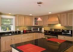 Luxurious home rents 1 of 2 rooms w/ kitchen, living & dining room use M807#3 - Cambridge - Kitchen