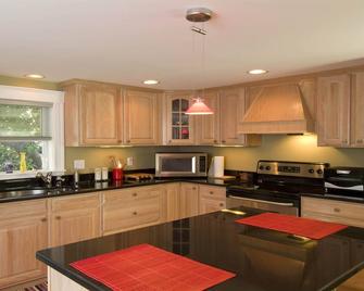 Luxurious home rents 1 of 2 rooms w/ kitchen, living & dining room use M807#3 - Cambridge - Kitchen