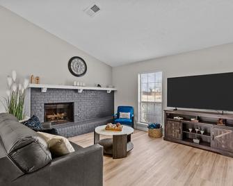 Flower Mound Gem - House & Pool - Flower Mound - Living room