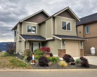 Stunning Full 3 Bedroom Cottage with Lakeview! - Fintry - Building