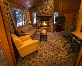 Castle Mountain Chalets - Castle Junction - Living room
