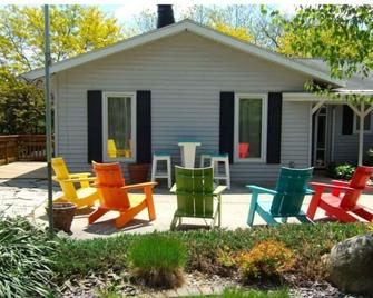 Serene rural accommodations minutes away from Ames and Iowa State University - Ames - Patio