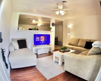 Charming 3-bedroom house with WiFi, AC & Privacy fence in Port Neches - Port Neches - Living room