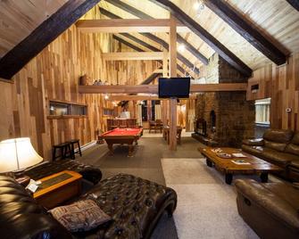 Log Cabin Lodge & Suites - Jones Mills - Living room