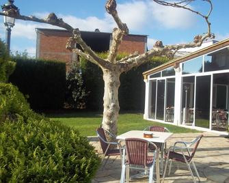 Hotel Suiza - Arzúa - Patio