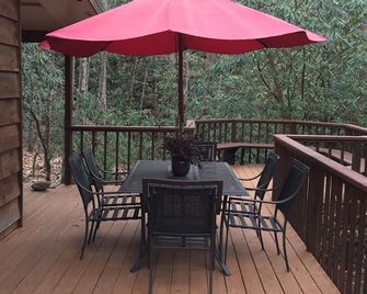 Low Winter Rates Rushing Waters Cabin - Feet from Rushing Creek. - Hayesville - Balcón
