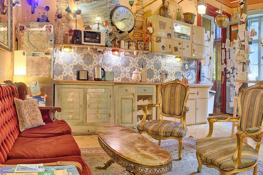 Lavender Circus Hostel, Doubles & Ensuites - Budapest - Vardagsrum