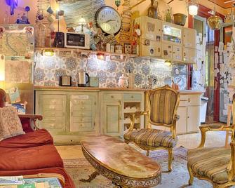 Lavender Circus Hostel, Doubles & Ensuites - Budapeşte - Oturma odası