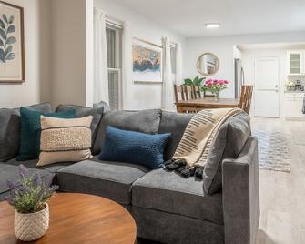 Updated, beautiful, downtown Princeton home. - Princeton - Soggiorno