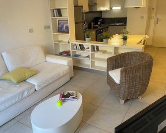 Appartement climatisé 50m2 centre du village - הייר - סלון