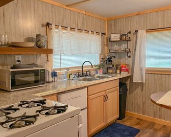 •New• Tiny Home Getaway - Sapphire - Cocina