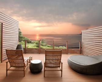 Beachside Onsen Resort Umi - Kyonan - Balcón