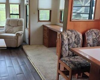 Delightful 5th wheel w/ queen bed, patio deck, and high speed internet. - Madison