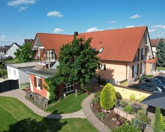 Hotel & Gästehaus Im Ziegelweg garni - רוסט - בניין