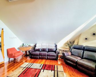 Explore Caves & Coast! Family-Friendly Oregon Stay - Cave Junction - Living room