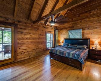 Gorgeous Lakefront Log Home w/ Pool & Boat Dock on 3 Fenced Acres! Dogs Welcomed - Harriman - Ložnice