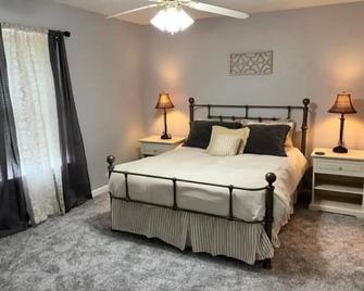 N. Knoxville Long Term Quiet Corp Rental - Powell - Bedroom