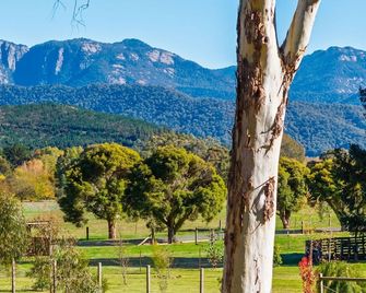 The Little Farmhouse - Pet Friendly with Magnificent Views - Porepunkah - Outdoor view