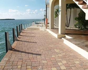 Tropical paradise on open water 35 ft seawall in beautiful Venture Out Community - Summerland Key - Outdoors view