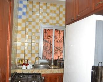 Apparemment 1 chambre ,salon , cuisine , douche \nSitué dans un quartier calme - Yaoundé - Küche