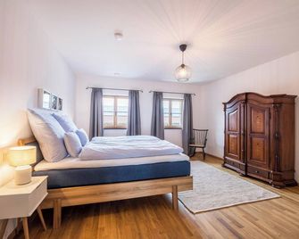 Apartment 'Max' at the Schloeglhof with Wi-Fi & Balcony - Gilching - Bedroom