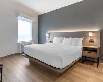 Comfort Inn and Suites Newark Liberty International Airport - Newark - Habitación