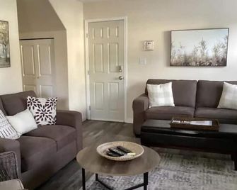 Spacious garden suite in beautiful Comox. - Comox - Huiskamer