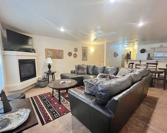 1A4 Shared Pool, Private Patio, Garage, Close to Arches - Moab - Living room