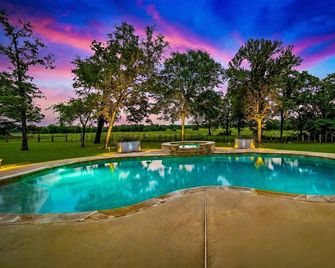 Ranch Retreat with Private Pool, less than an hour to Bryan/College Station, TX - Madisonville - Pool