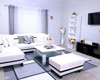 5 bedroom New home, 5Queen beds, 1 king suite, living room & Game room & Office - Anna - Living room