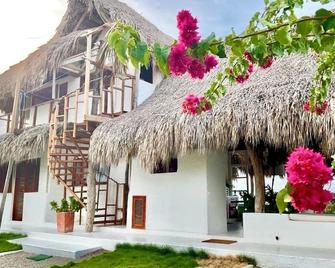Enjoy the ocean, the solitaire beach and a full service housekeeping - Dibulla - Building