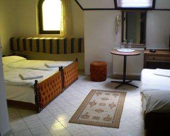 هوتل بالوتا - بودابست - غرفة نوم