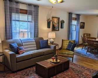 2 King Beds! Center of town! Pet friendly - Manhattan - Living room