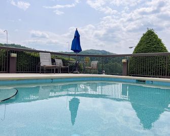 Clarion Pointe Cherokee - Cherokee - Pileta