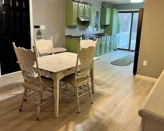 Retreat on Lake Milton - Berlin Center - Dining room