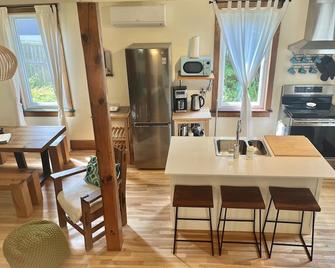 Retro-chic retreat in the heart of Wakefield - Wakefield - Dining room