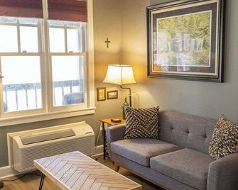 Bella Paradiso 14 Queen Bed Studio Walk to Downton - Eureka Springs - Living room