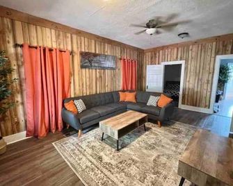 The Western Roost | A Vensérra Retreat Near Hot Springs State Park - Thermopolis