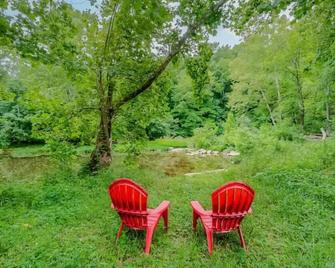 Hillside Farm & Creek - A Bourbon Trail Retreat - Versailles - Patio