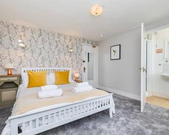 Newly refurbished ensuite double room village location - Hassocks - Bedroom