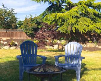 Beautiful Ocean View Home Near The Airport, Ocean And Wineries! - Saanichton - Innenhof