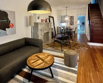 Greensberg's Bundle Of Happiness - Allentown - Living room